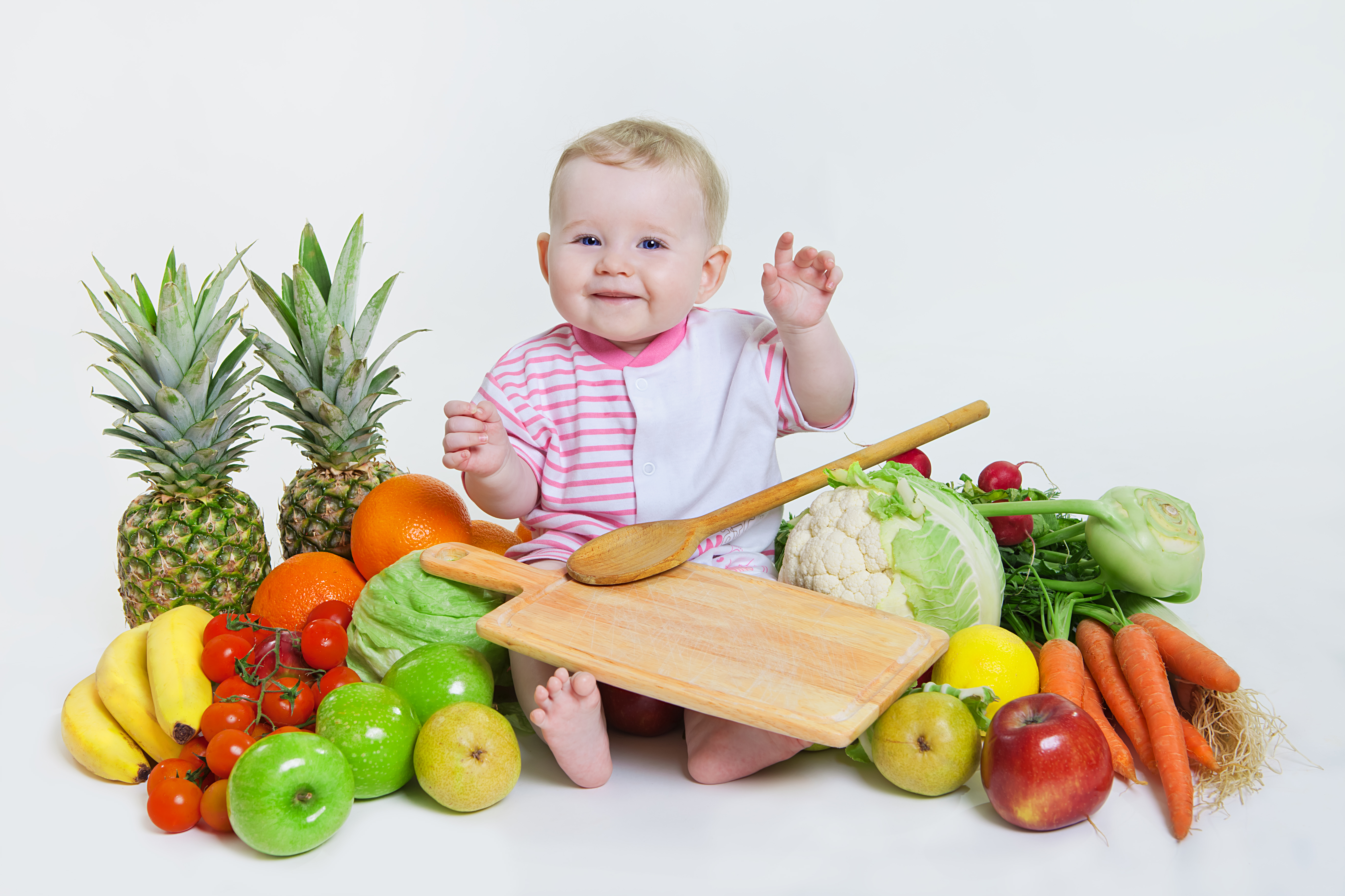 Фруктовый малыш. Овощи и фрукты для детей. Фрукты для детей. Малыш кушает овощи фрукты. Фотосессия детей с овощами и фруктами.